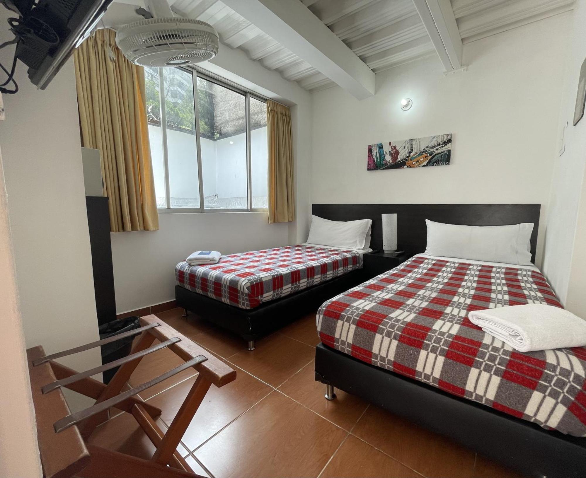 Hostal Lleras Calle 8 Medellín Exteriör bild