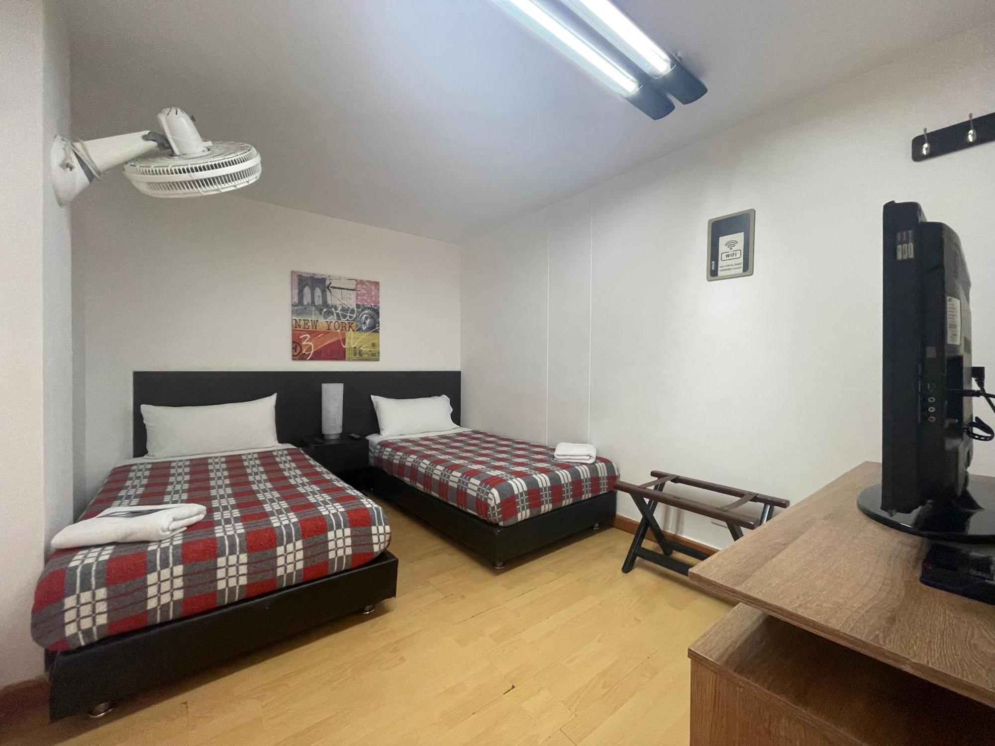 Hostal Lleras Calle 8 Medellín Exteriör bild