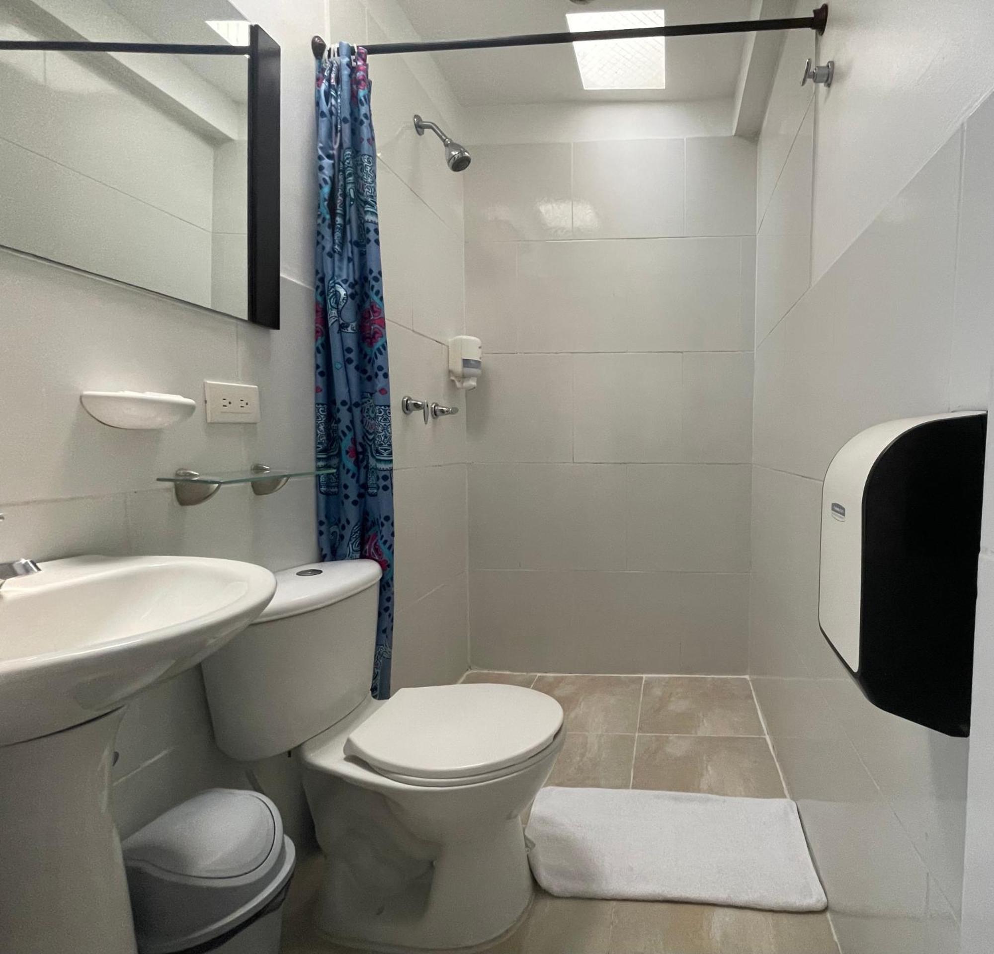 Hostal Lleras Calle 8 Medellín Exteriör bild