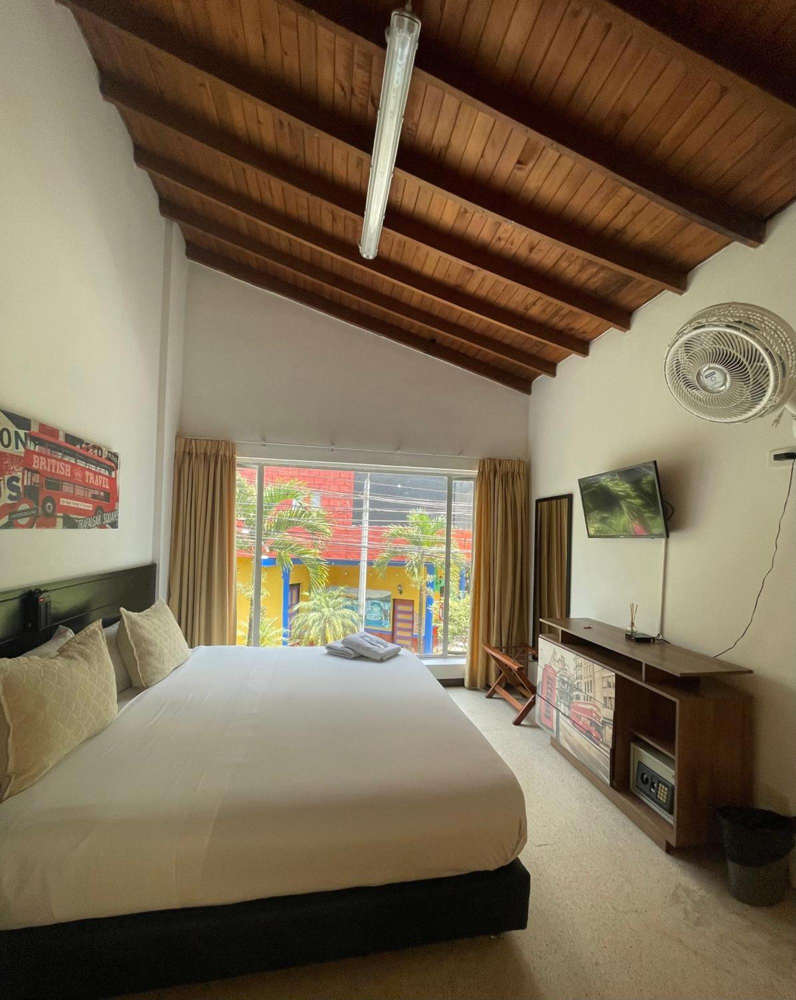 Hostal Lleras Calle 8 Medellín Exteriör bild