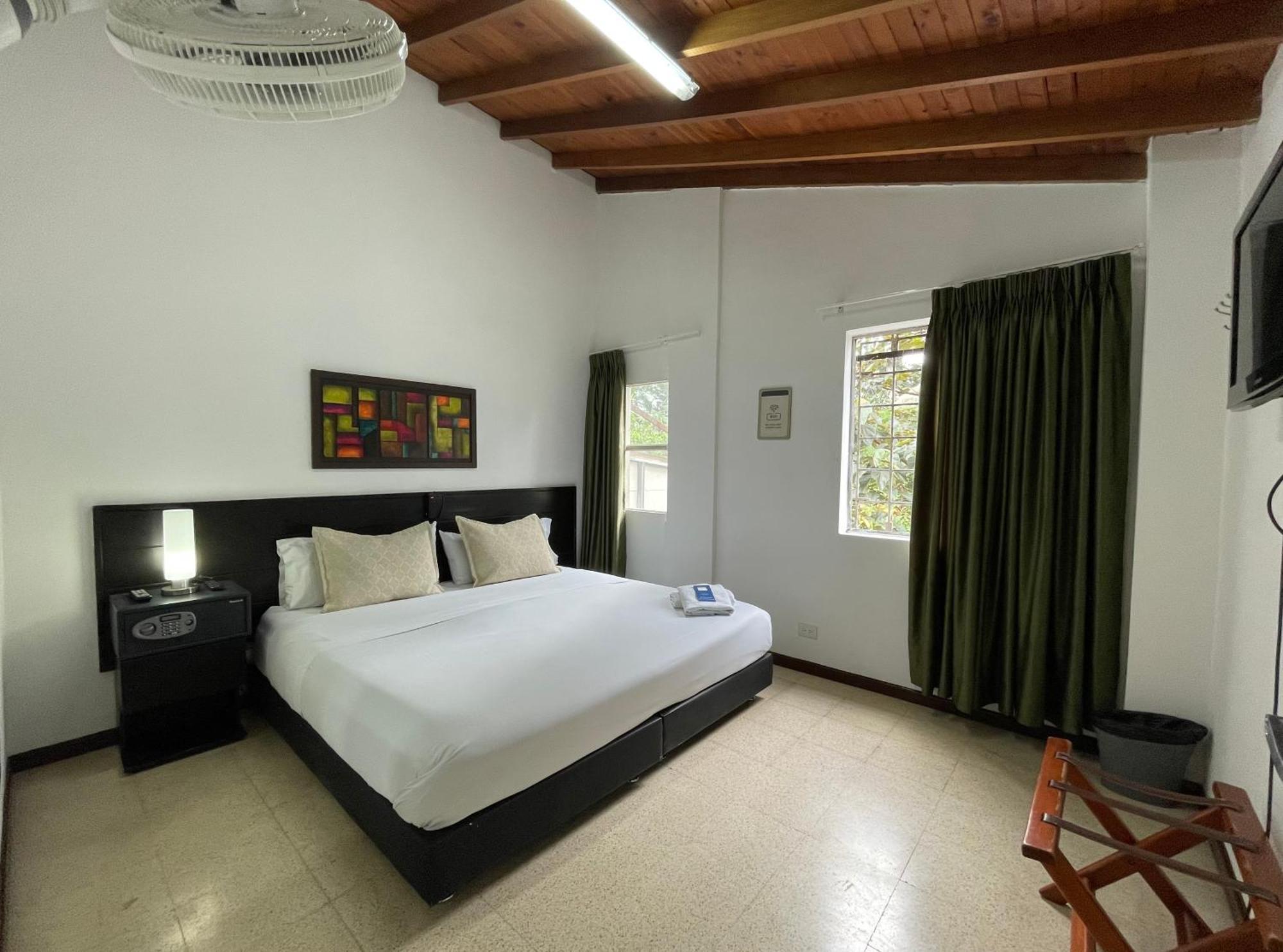 Hostal Lleras Calle 8 Medellín Exteriör bild